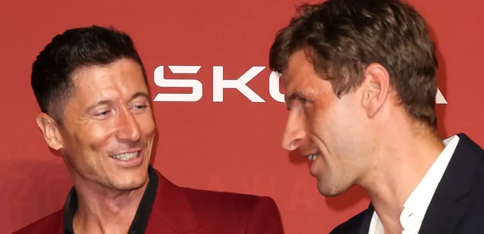 Dos jugadores conversando en evento de premiación
