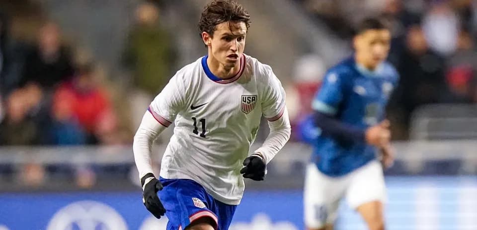 Jugador de Estados Unidos corriendo en partido de fútbol