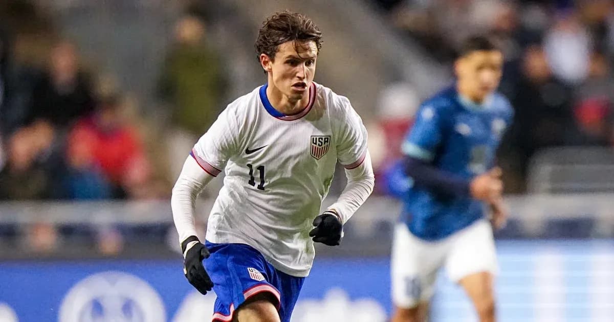 Jugador de Estados Unidos corriendo en partido de fútbol