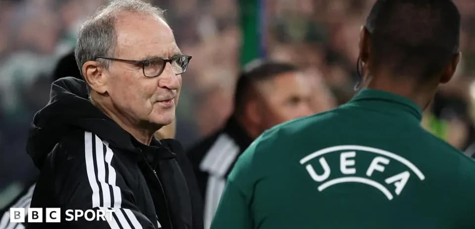 Entrenador saludando a árbitro antes del partido