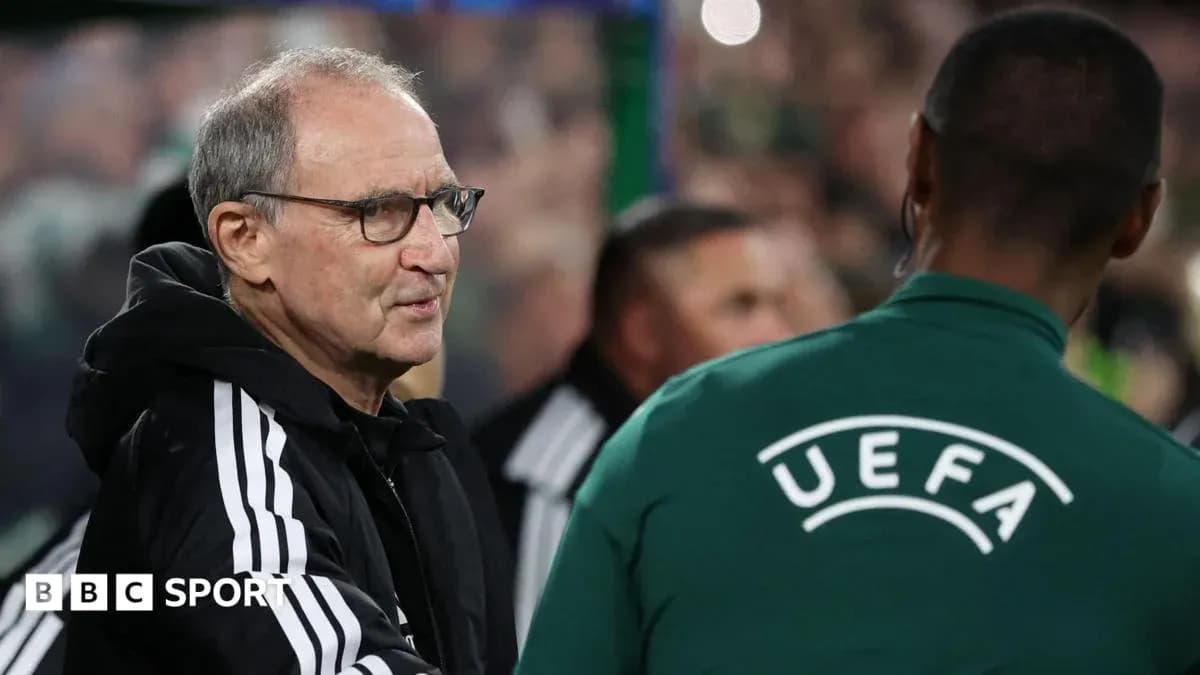 Entrenador saludando a árbitro antes del partido