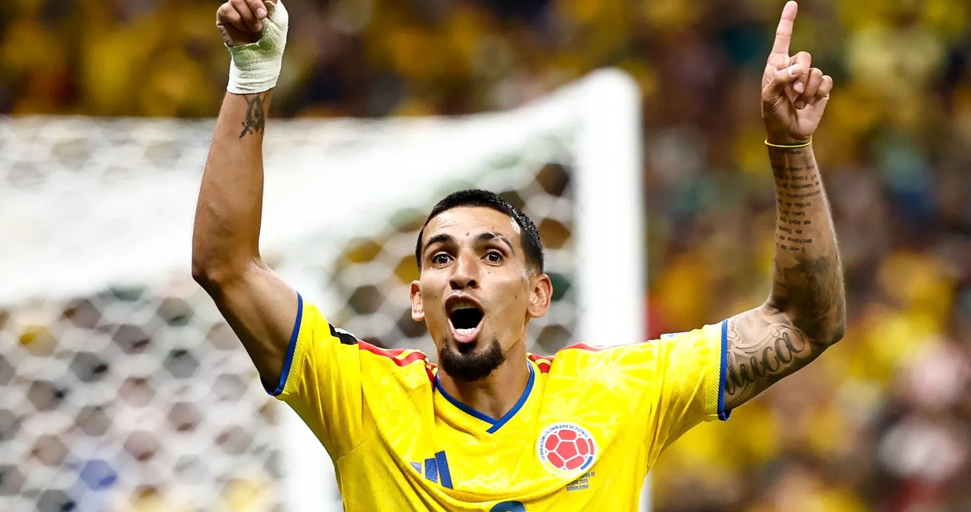Jugador colombiano celebrando un gol en el partido