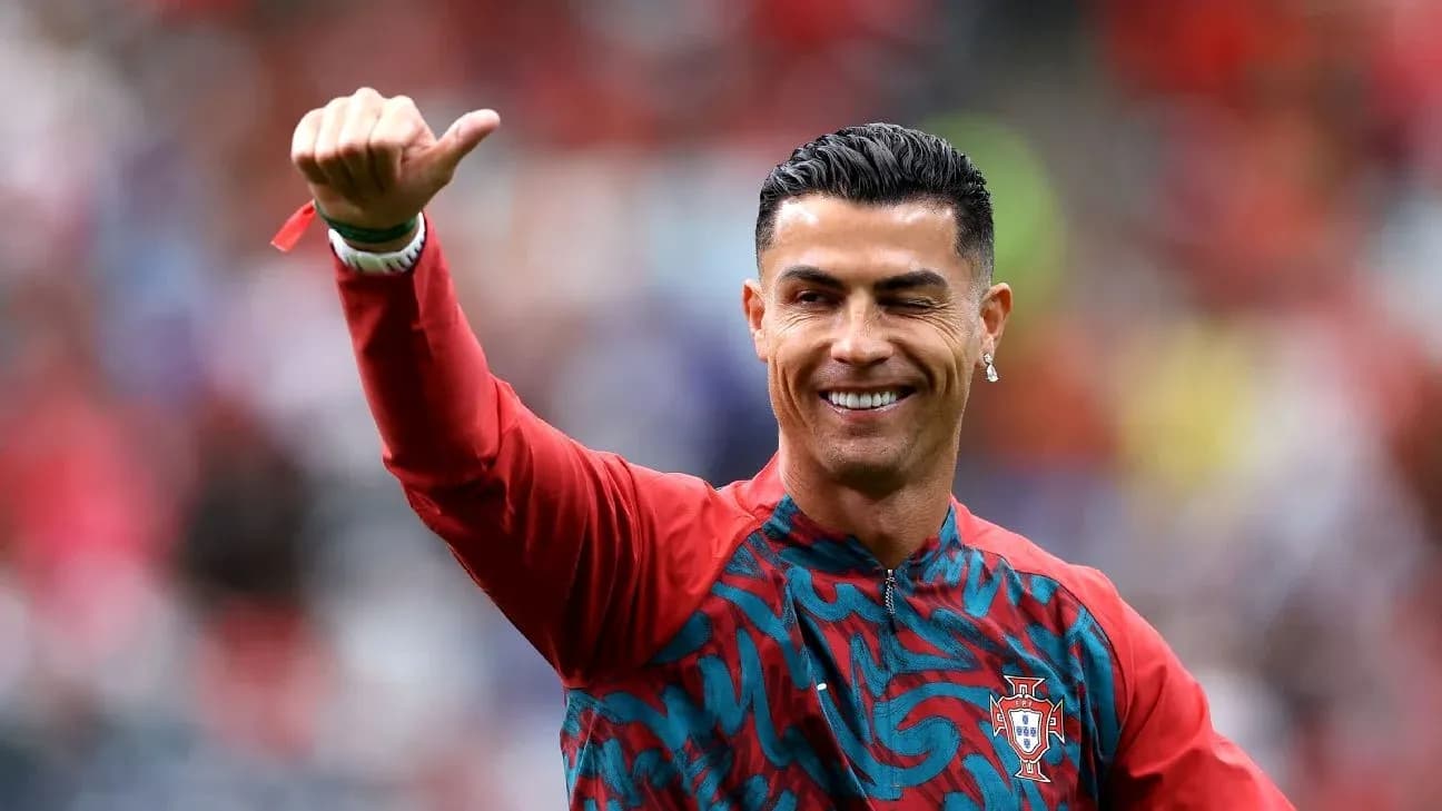Jugador saludando con camiseta de Portugal en el campo