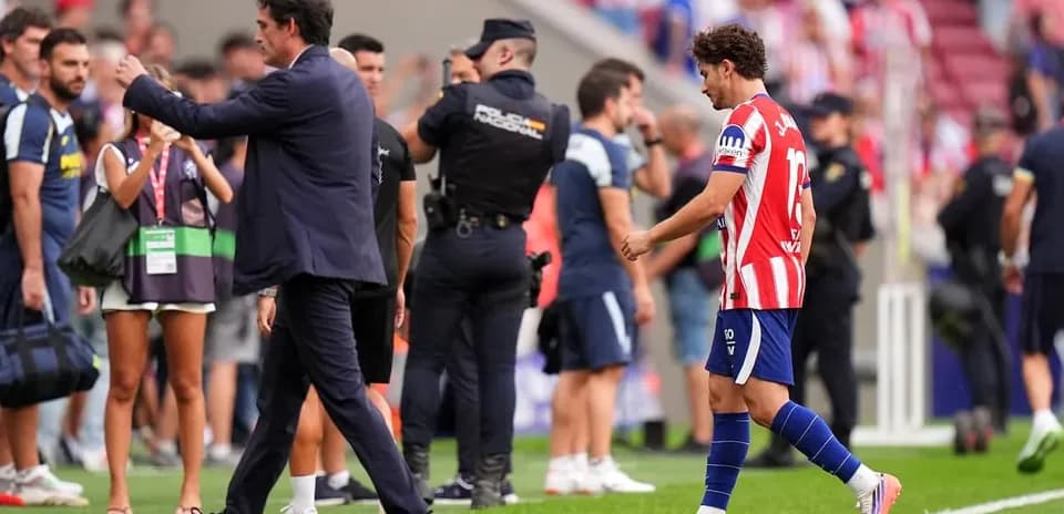 Entrenador saluda a jugador en el campo