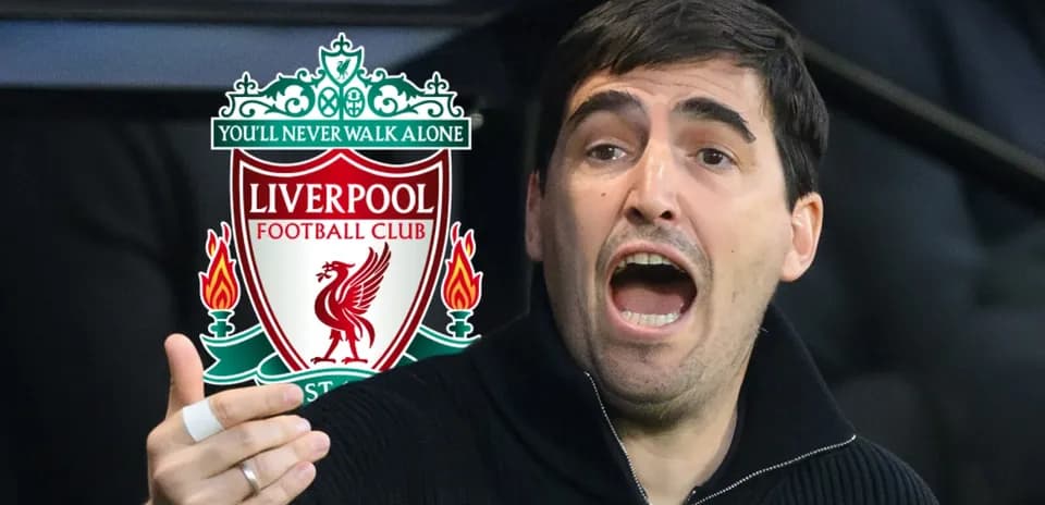 Entrenador gesticulando con el logo de Liverpool de fondo