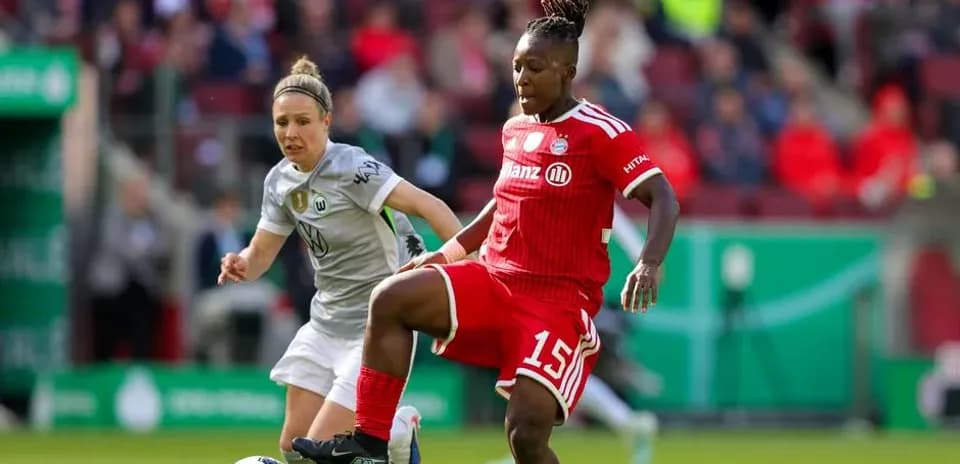 Jugadora del Bayern controla el balón en partido