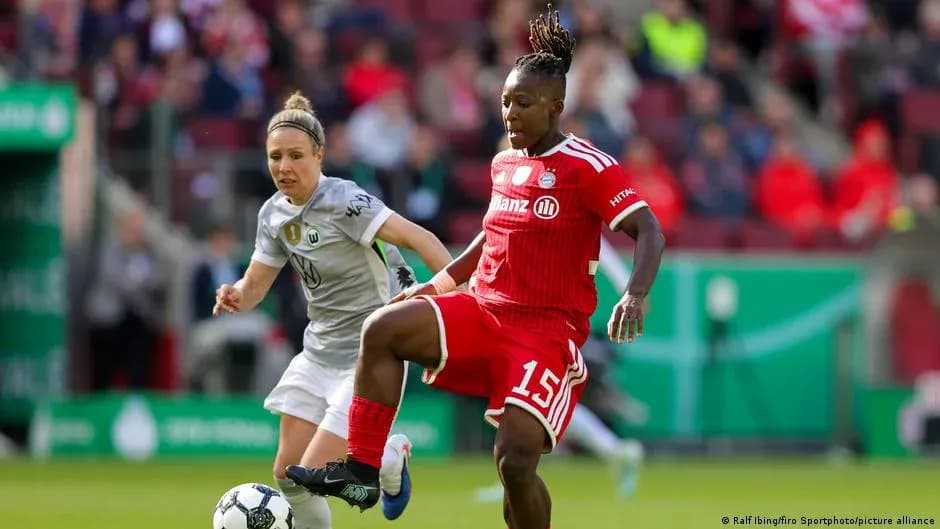 Jugadora del Bayern controla el balón en partido