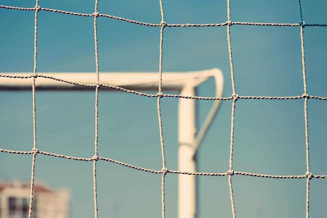 Red de portería de fútbol con fondo azul