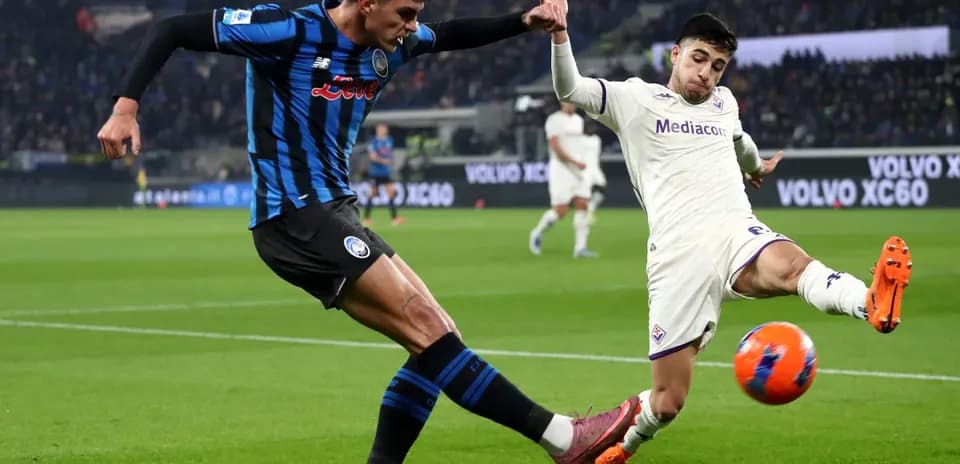 Jugador de Atalanta interviniendo contra Fiorentina