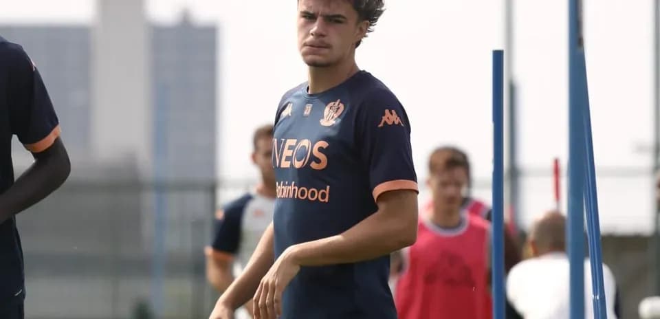 Jugador entrenando en el campo con compañeros