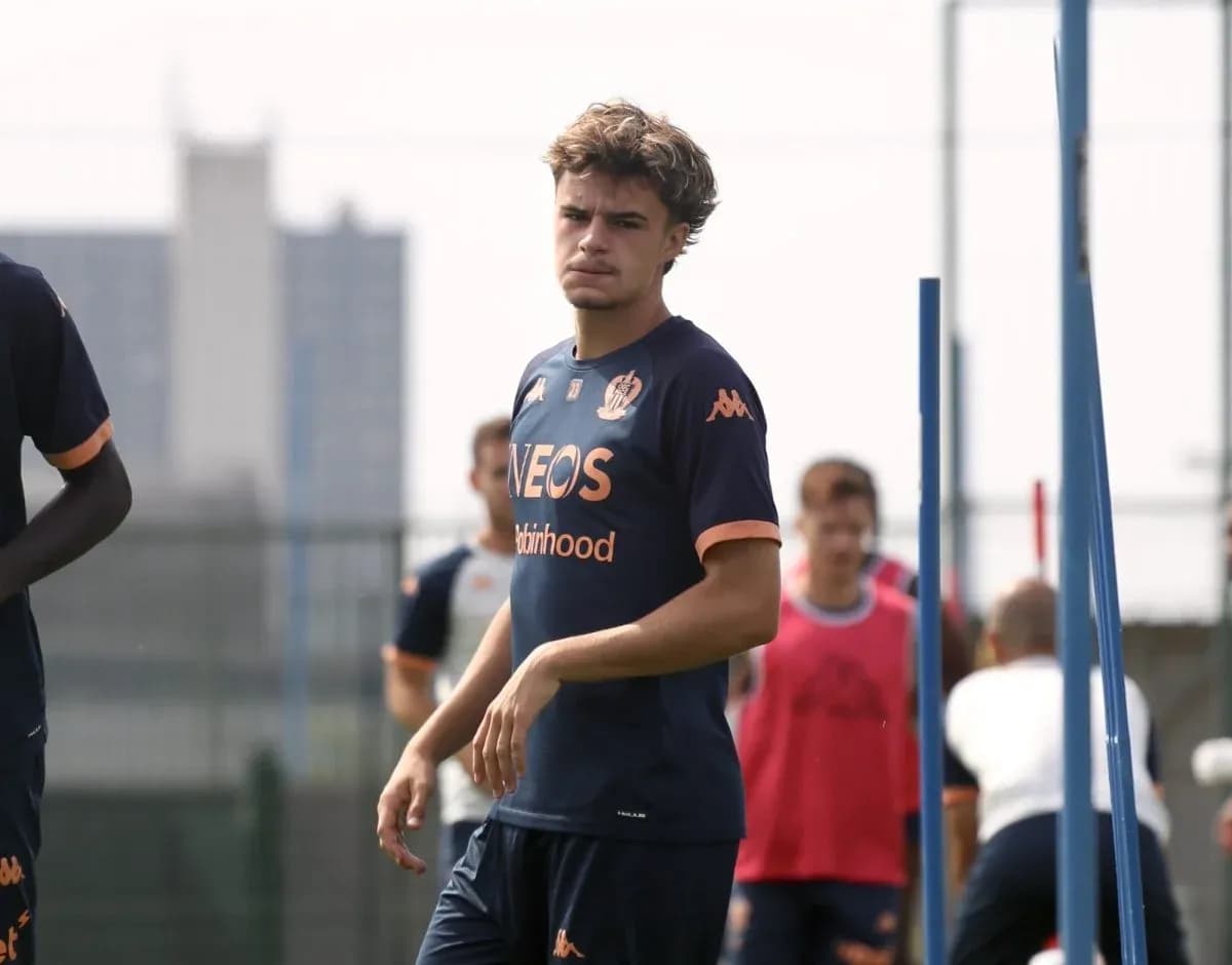 Jugador entrenando en el campo con compañeros