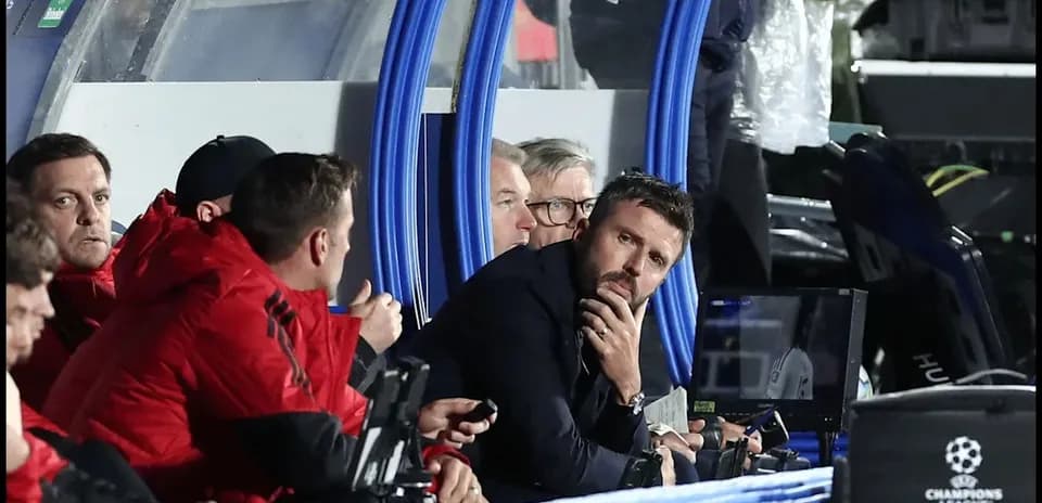 Entrenadores en el banquillo durante el partido