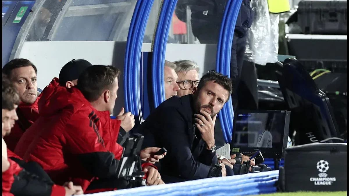 Entrenadores en el banquillo durante el partido
