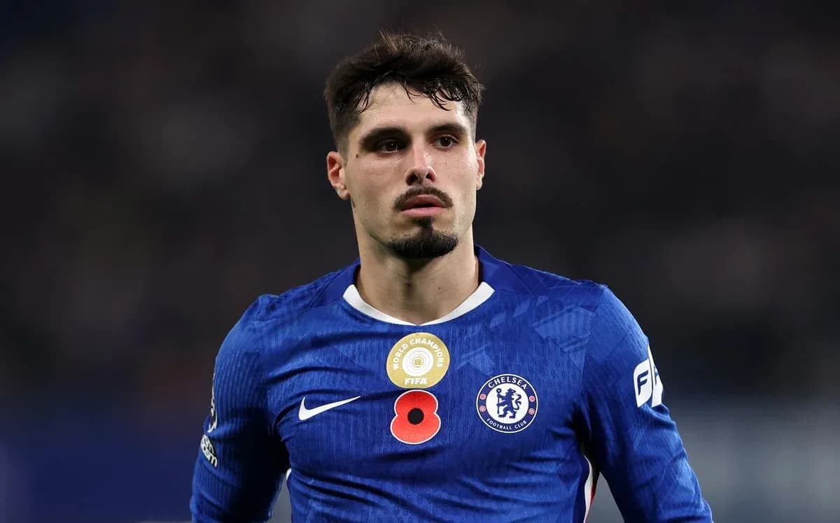Jugador de Chelsea con camiseta azul en el campo