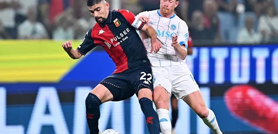 Jugadores de Genoa y Napoli luchando por el balón
