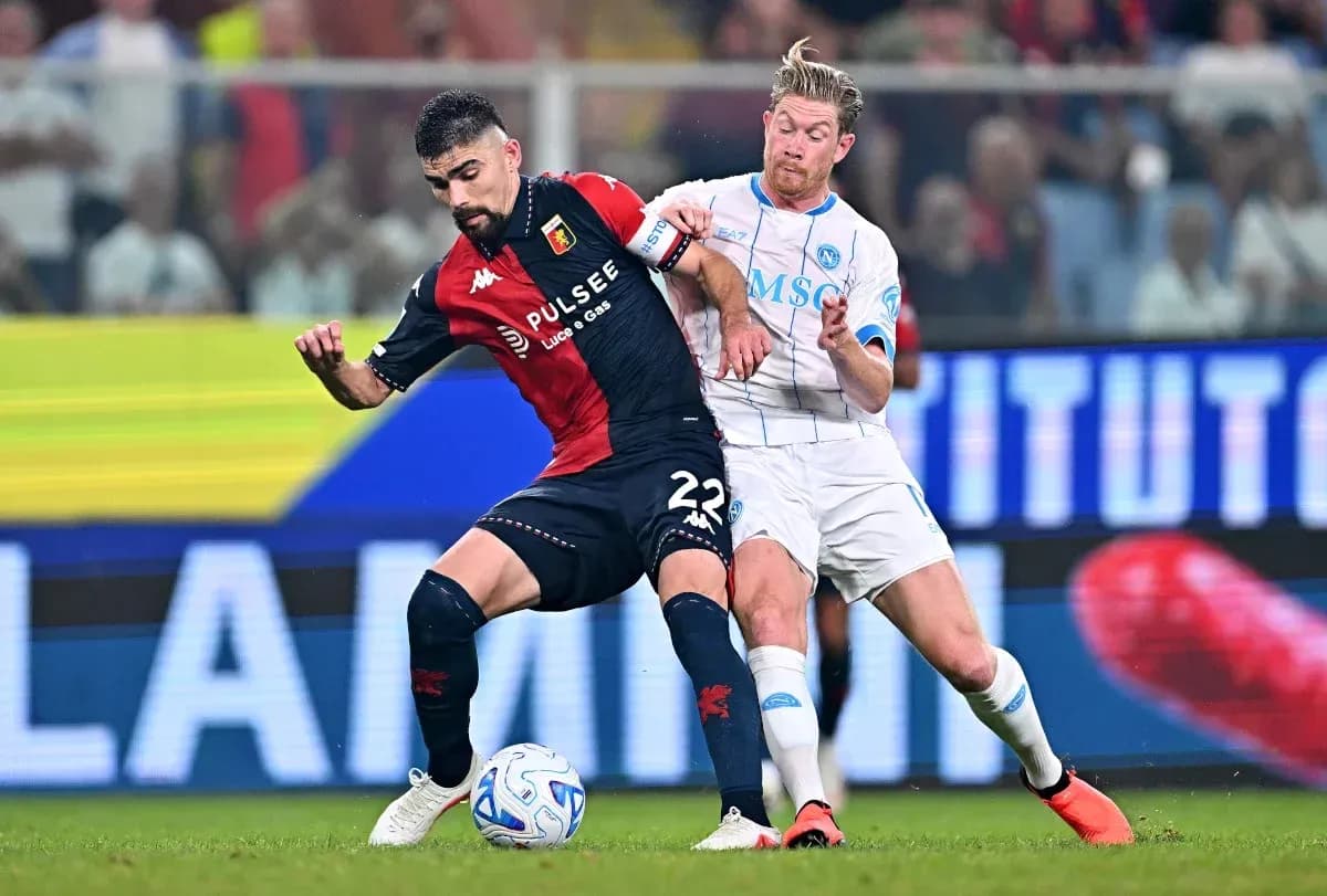 Jugadores de Genoa y Napoli luchando por el balón