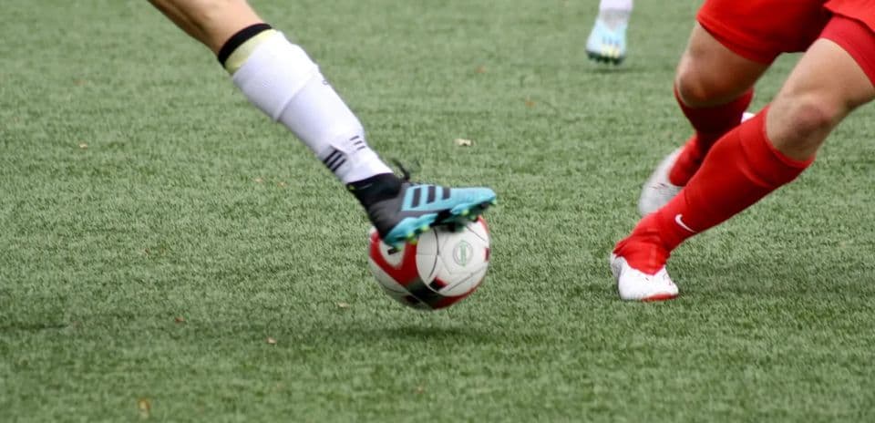 Jugadora golpeando el balón en el partido