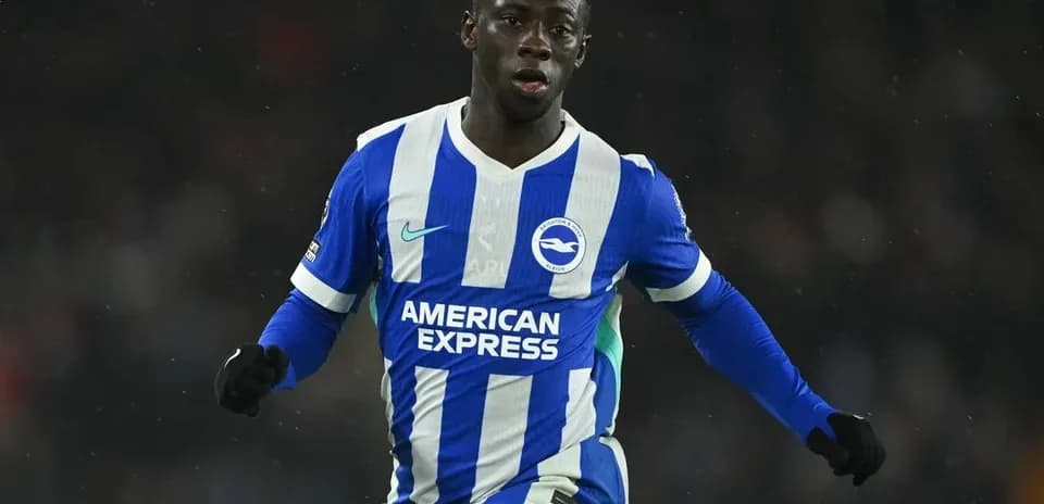 Jugador de Brighton corriendo en el campo de fútbol