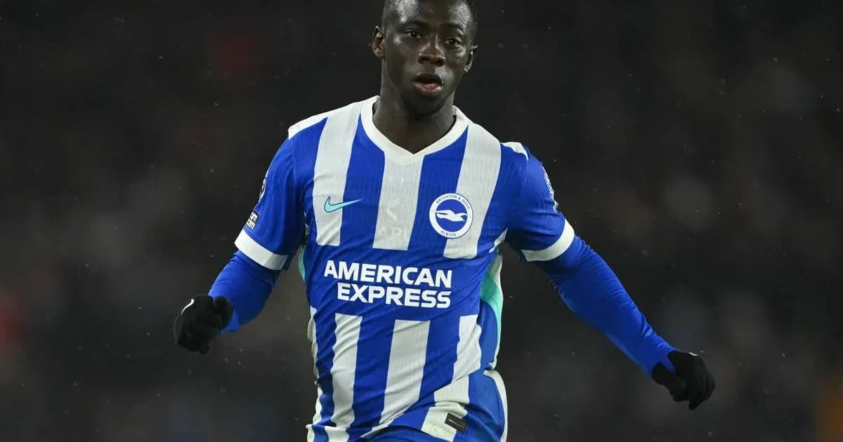 Jugador de Brighton corriendo en el campo de fútbol
