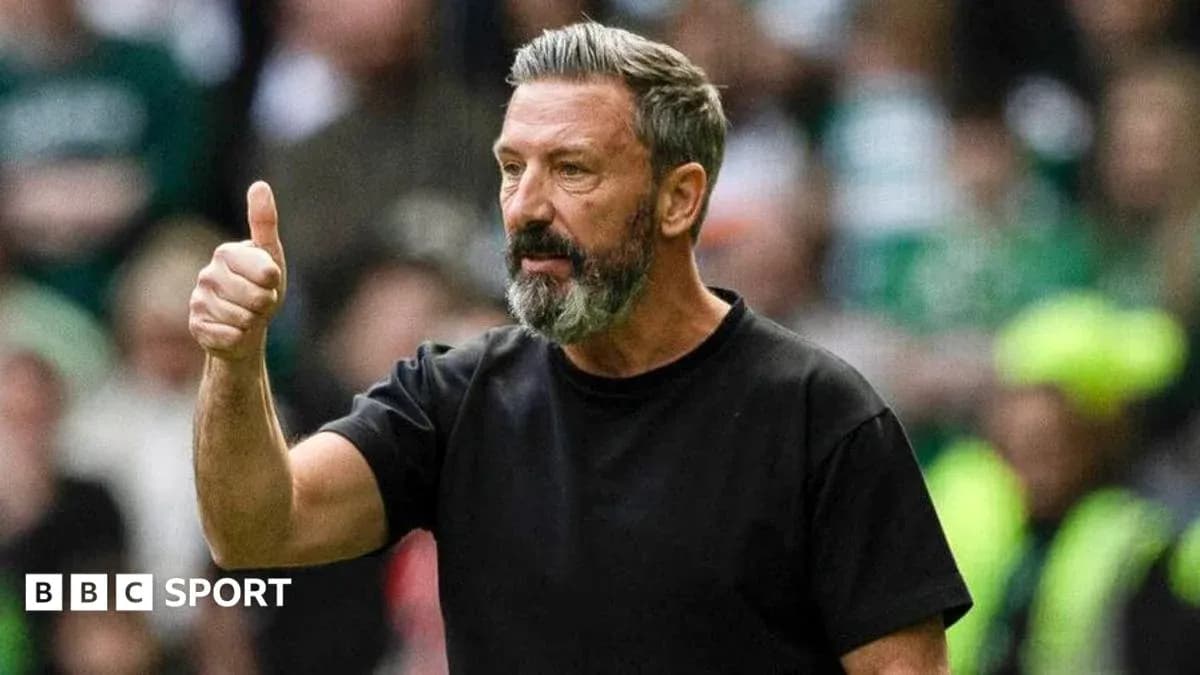 Entrenador dando un pulgar hacia arriba durante partido