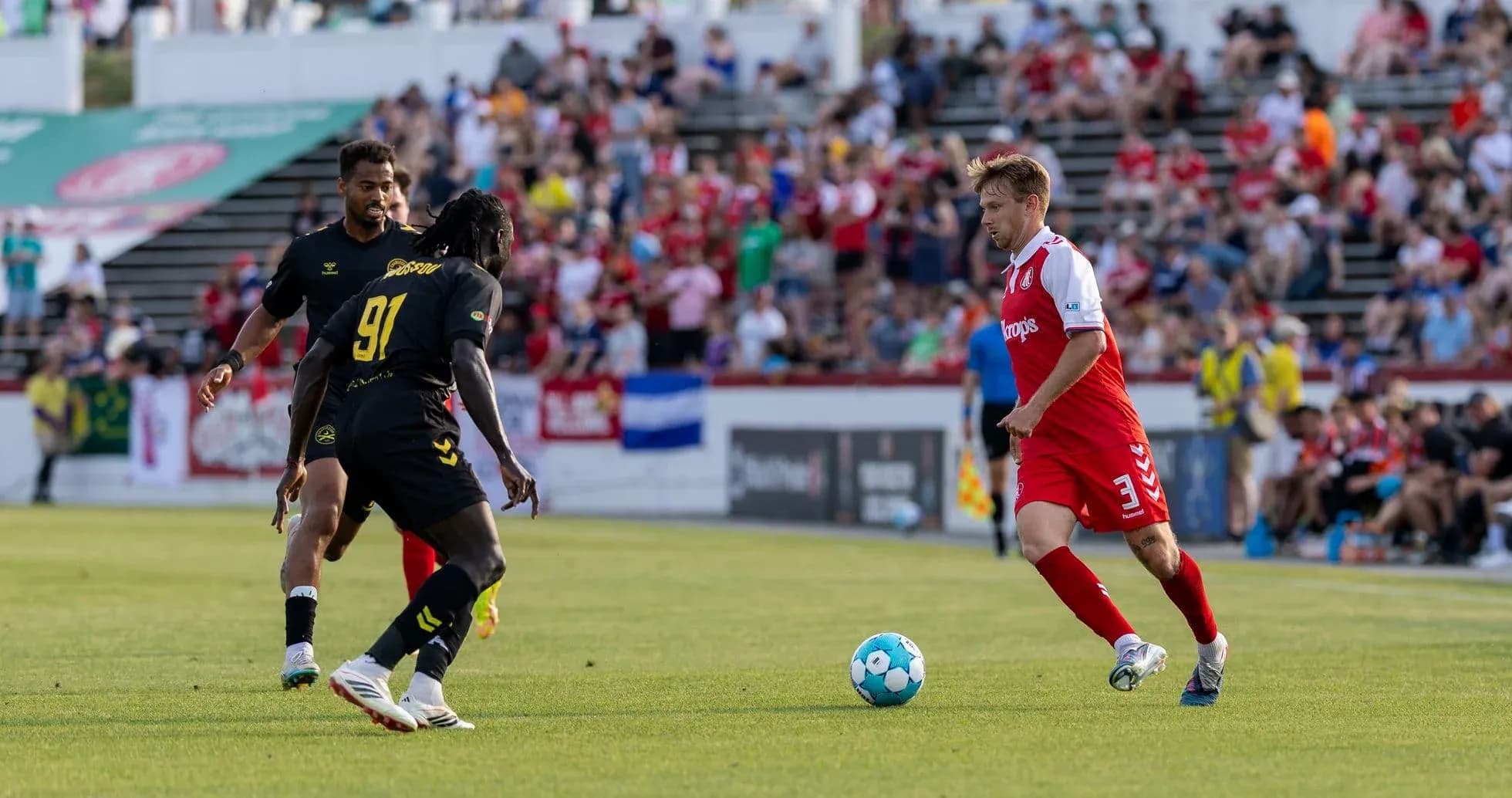 Jugadores de Charleston Battery y FC Tulsa en acción