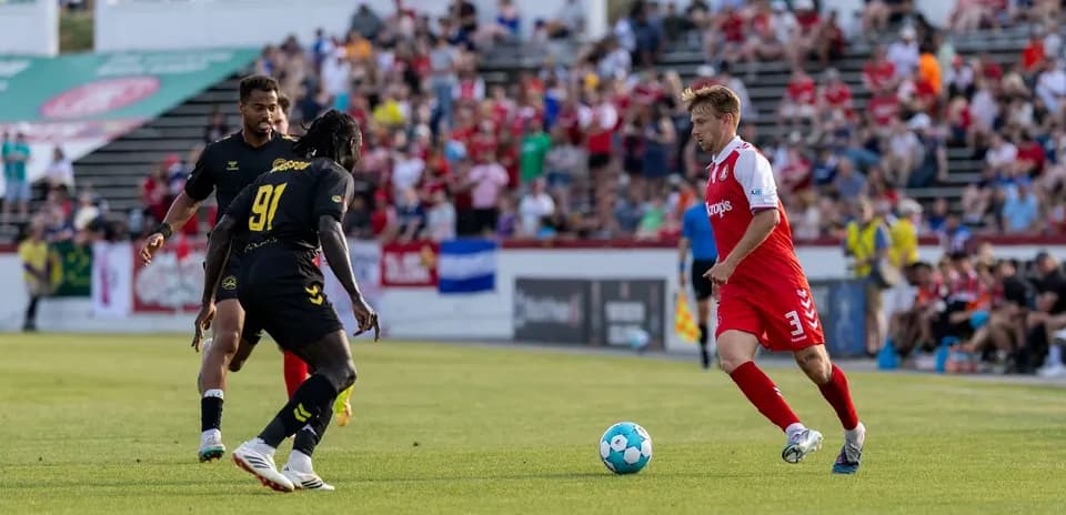 Jugadores de Charleston Battery y FC Tulsa en acción