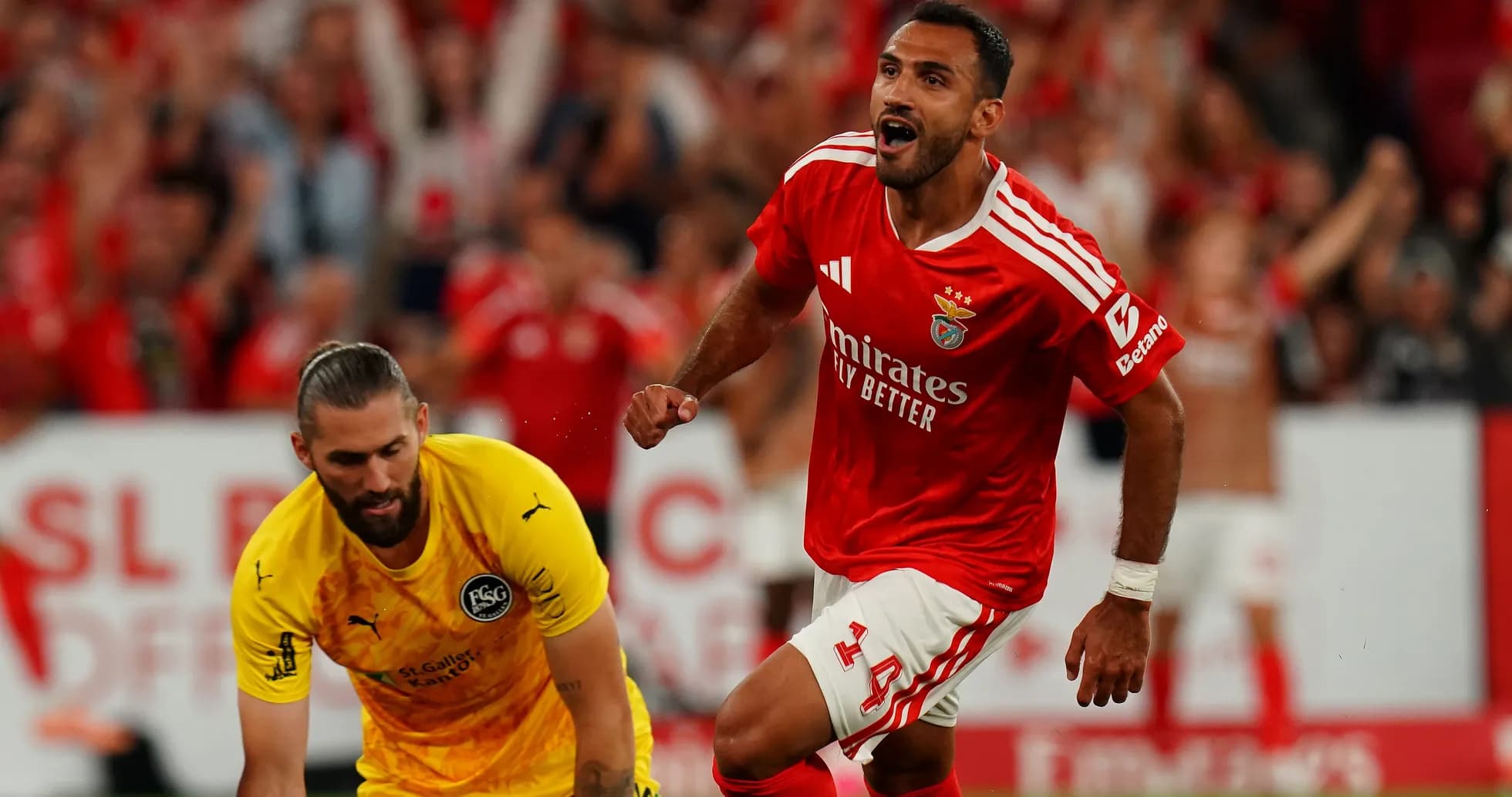 Jugador de Benfica celebrando un gol ante el portero