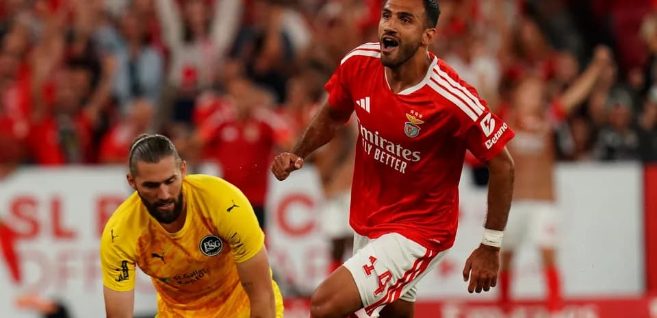 Jugador de Benfica celebrando un gol ante el portero