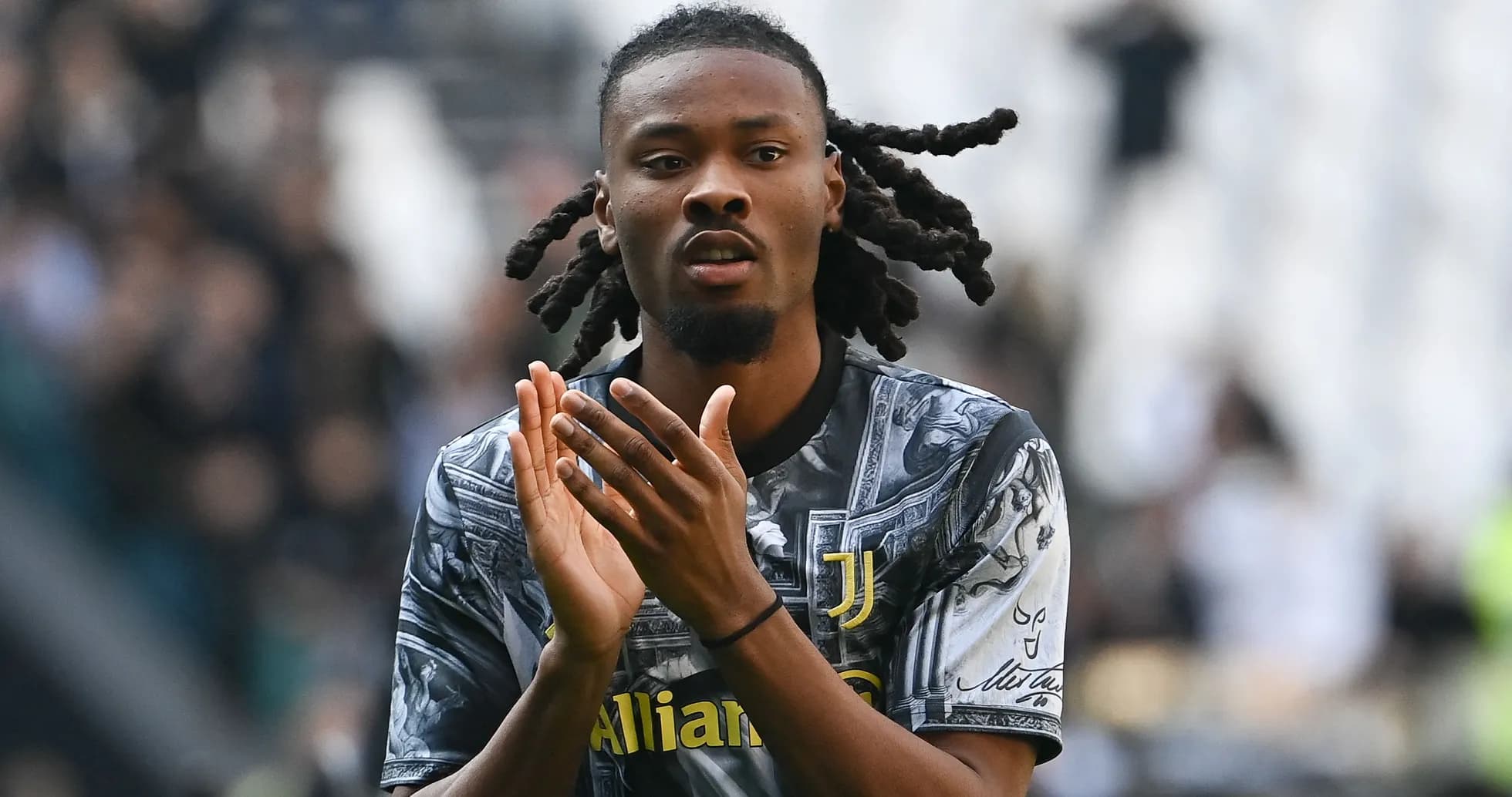 Jugador de la Juventus aplaudiendo en el estadio