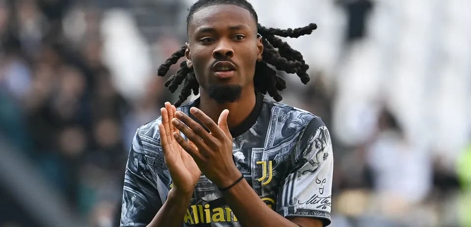 Jugador de la Juventus aplaudiendo en el estadio