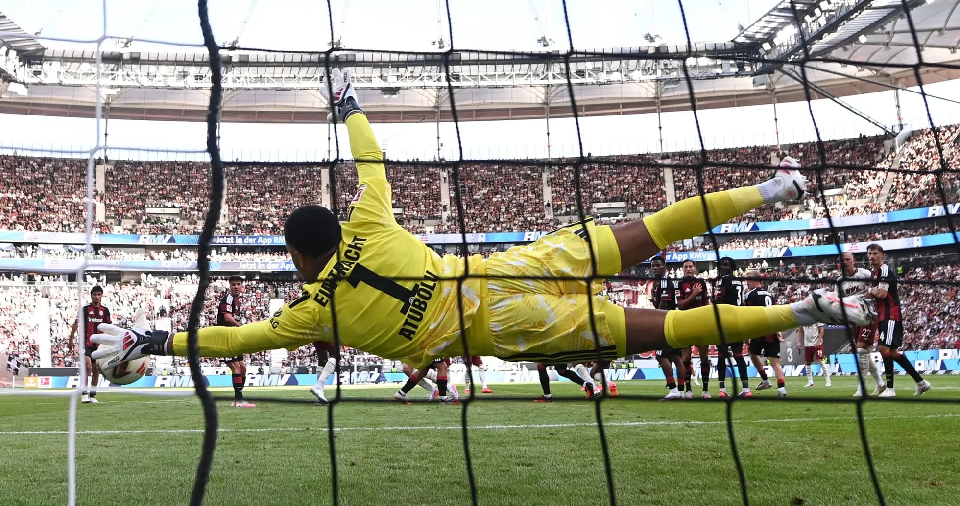 Portero lanzándose para detener un penalti en partido
