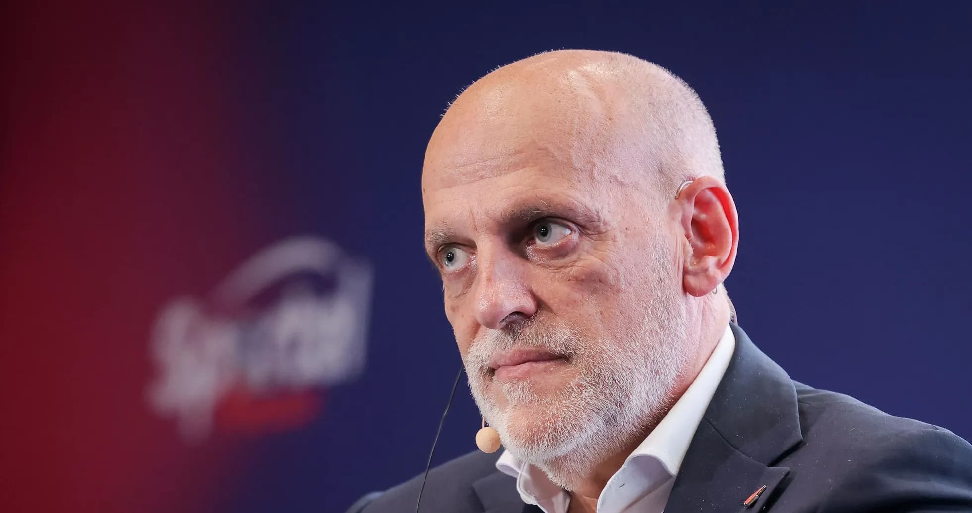 Hombre con micrófono en conferencia de prensa