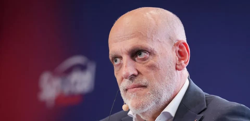Hombre con micrófono en conferencia de prensa