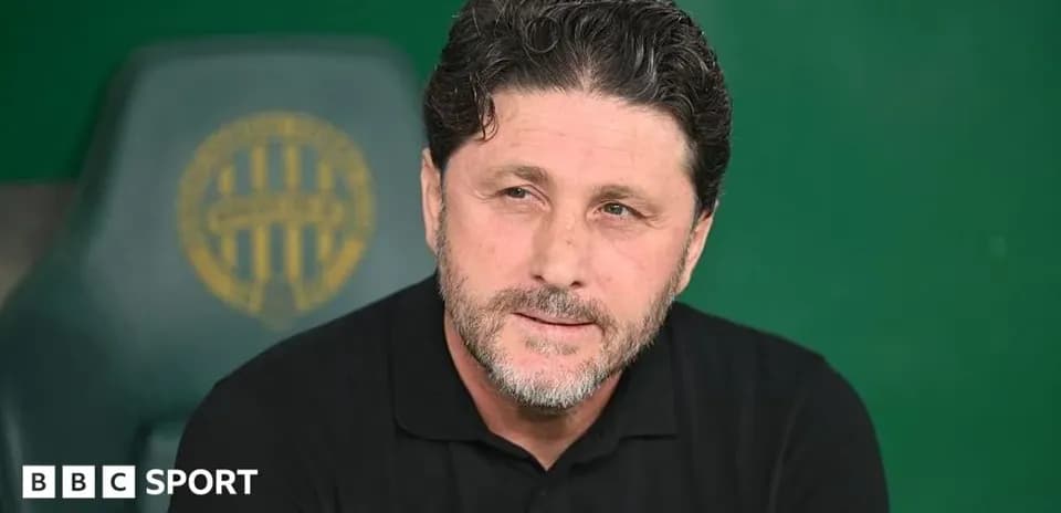 Entrenador sentado en el banquillo durante un partido