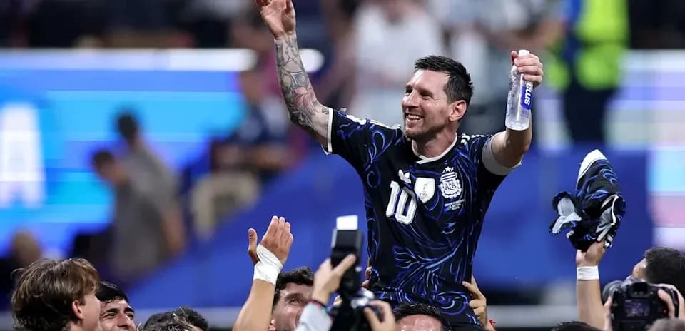 Lionel Messi levantado por compañeros tras victoria