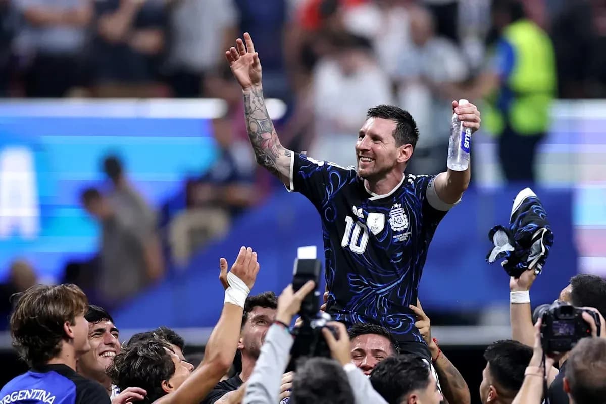 Lionel Messi levantado por compañeros tras victoria