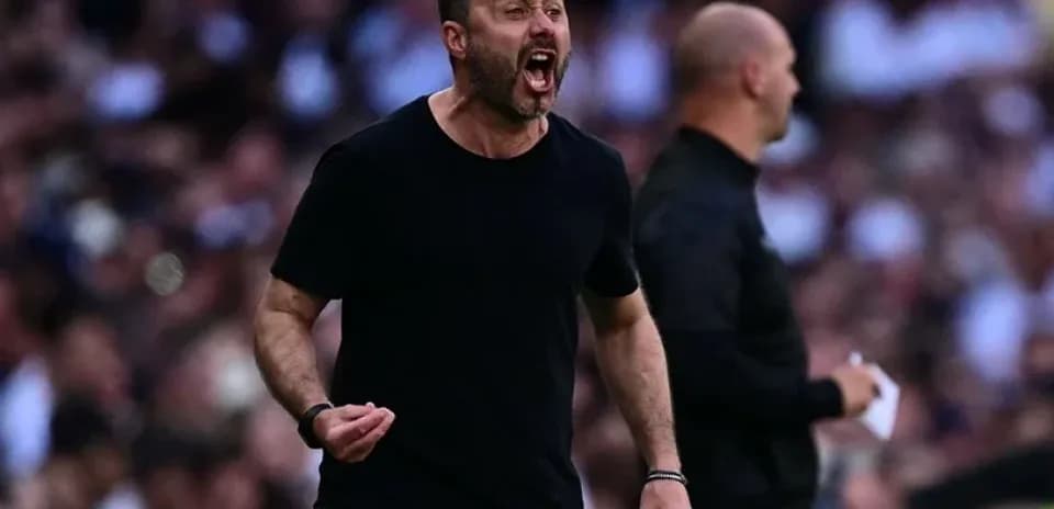 Entrenador celebrando con entusiasmo durante el partido