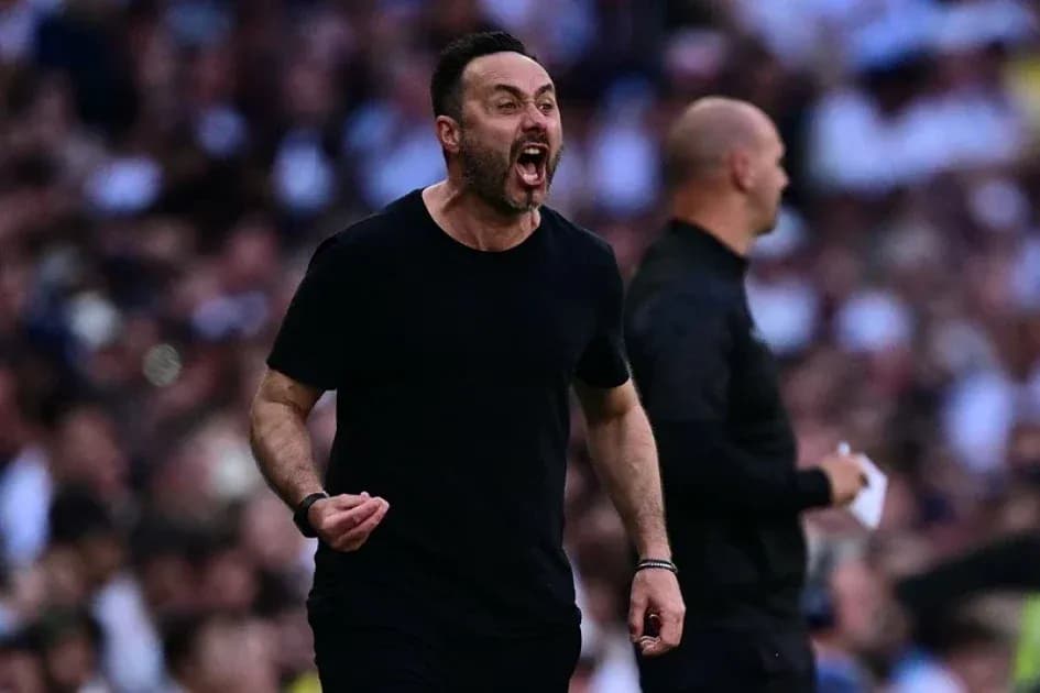 Entrenador celebrando con entusiasmo durante el partido