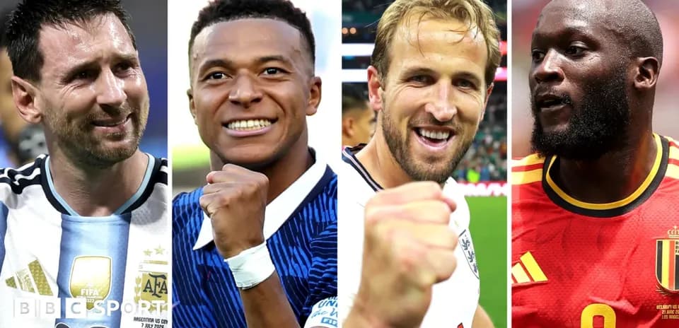 Cuatro jugadores de fútbol celebrando con el puño en alto