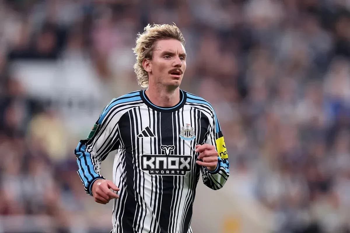 Jugador de Newcastle corriendo durante un partido