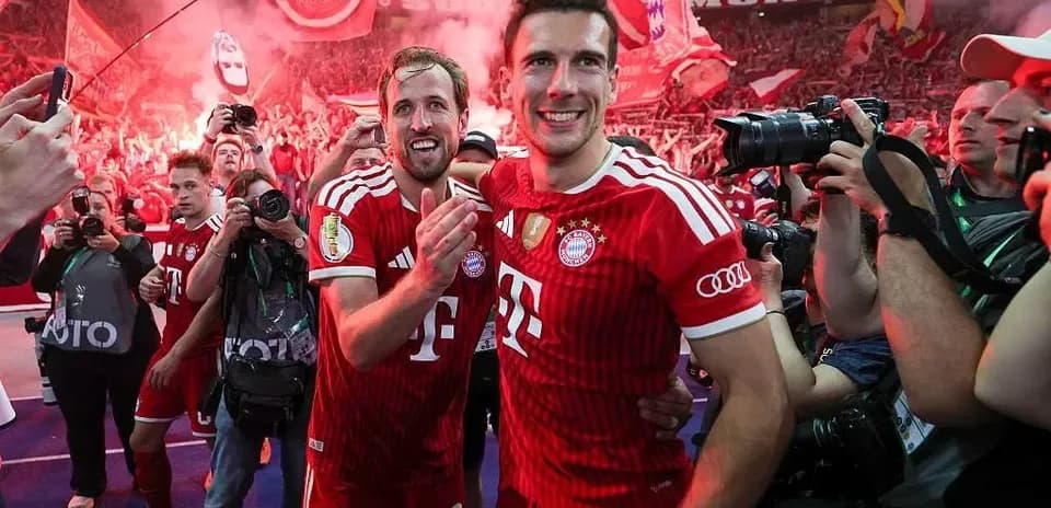 Jugadores de Bayern Múnich celebrando con aficionados