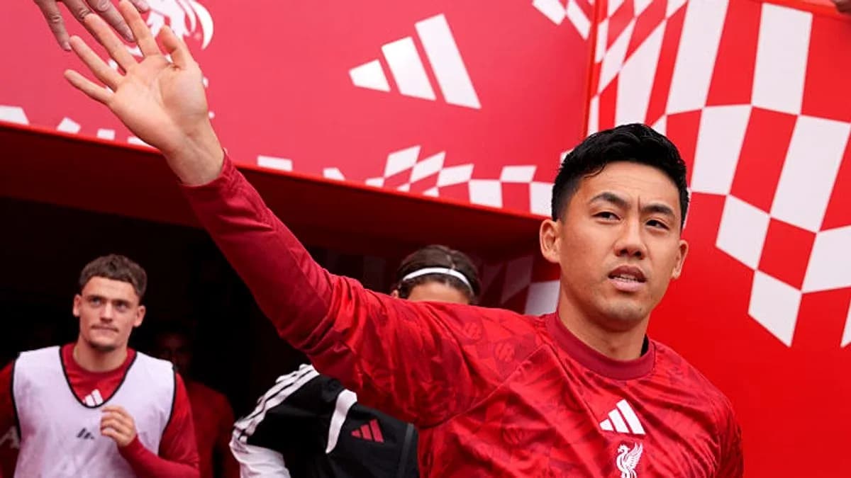 Jugador saludando al salir del túnel de estadio