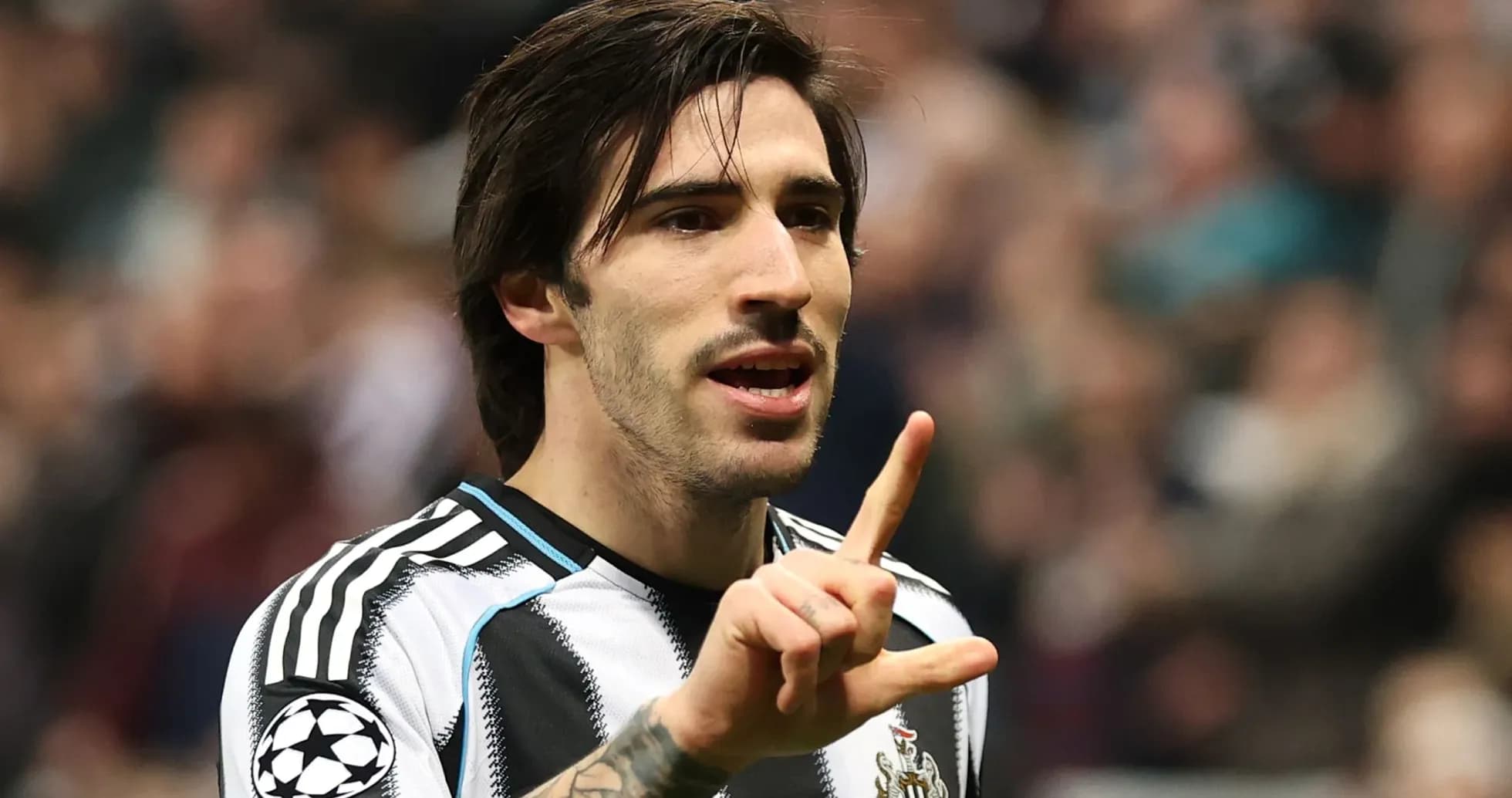 Jugador de Newcastle haciendo un gesto durante el partido