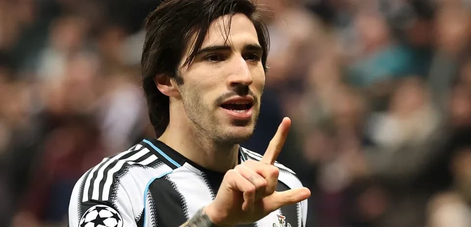 Jugador de Newcastle haciendo un gesto durante el partido