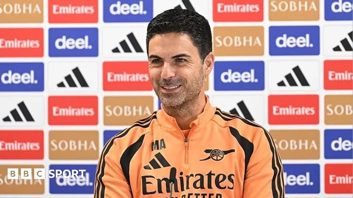 Entrenador en conferencia de prensa sonriente