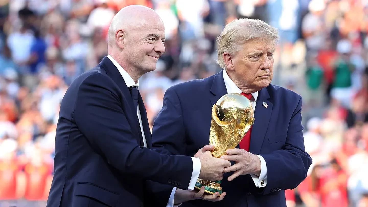 Gianni Infantino y Donald Trump sosteniendo la Copa del Mundo