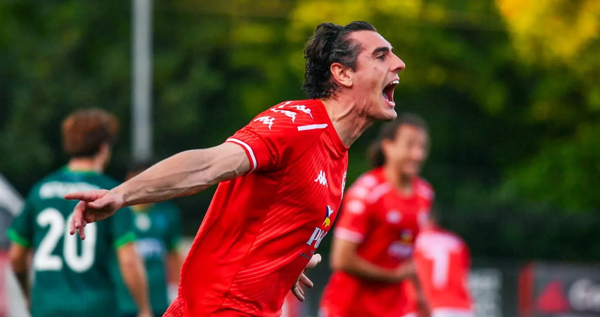 Jugador de Larne celebrando un gol