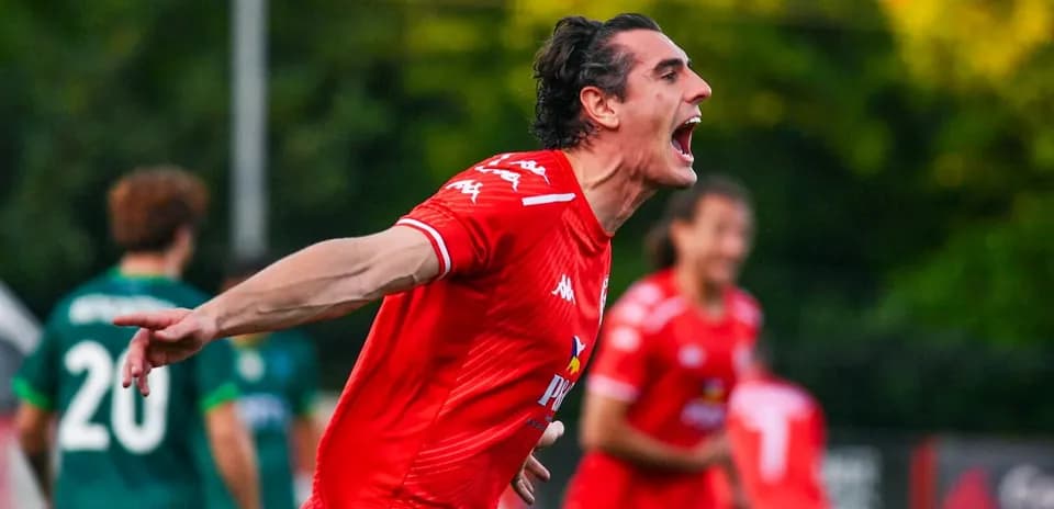 Jugador de Larne celebrando un gol