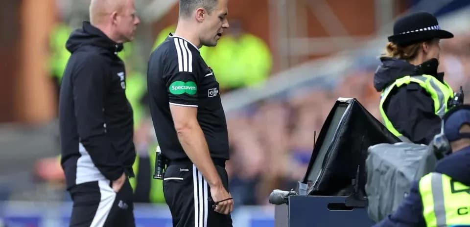 Árbitro revisando jugada en pantalla de VAR