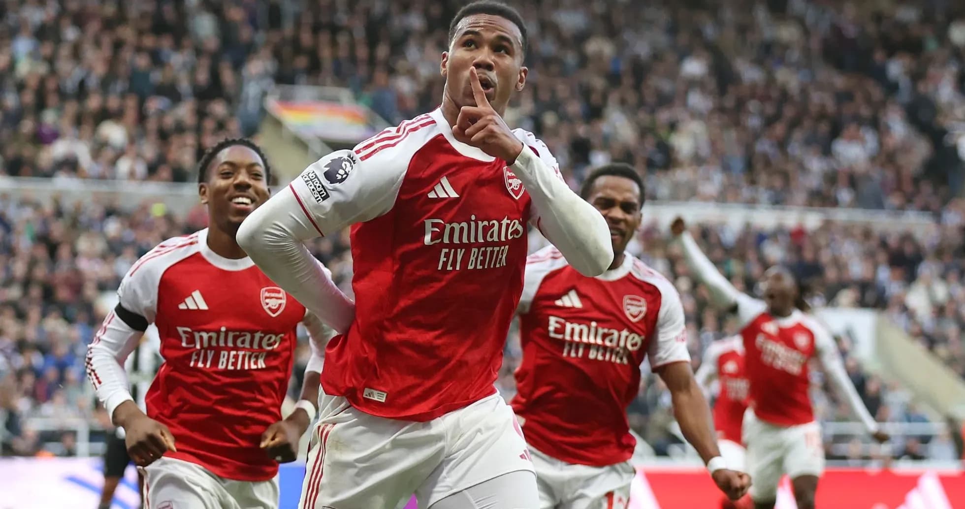 Jugador de Arsenal celebrando gol con compañeros